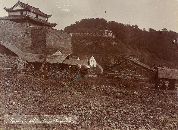 清（1900年）南京城墙仪凤门城外黑白照片1